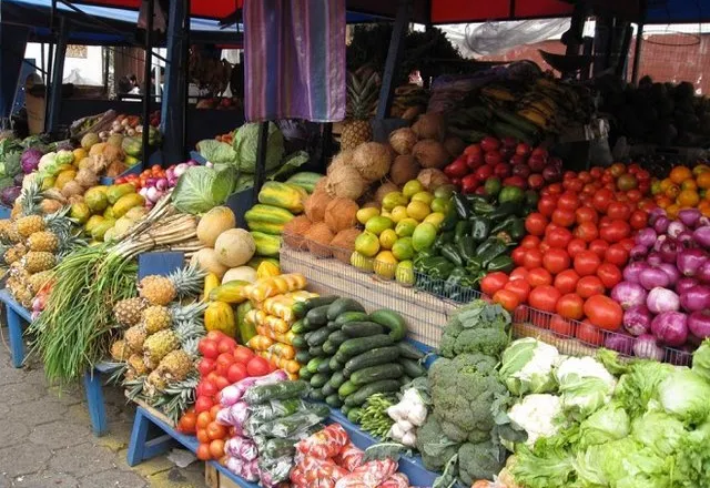 Rriten çmimet në tregun e fruta-perimeve, qytetarët: Pensionet s’ mjaftojnë, 13 mijë lekë 1 kg mish
