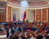 Rriten tensionet në Kuvend/ Albana Vokshi ndez flakadanë, ia merr Garda