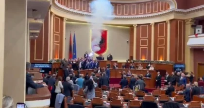 Rriten tensionet në Kuvend/ Albana Vokshi ndez flakadanë, ia merr Garda