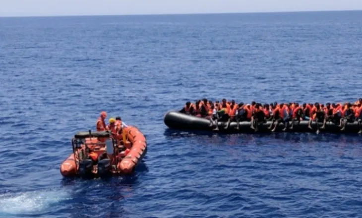 Rritje e flukseve të emigracionit të parregullt drejt Britanisë! Mbi 1,400 mbërritje në një javë