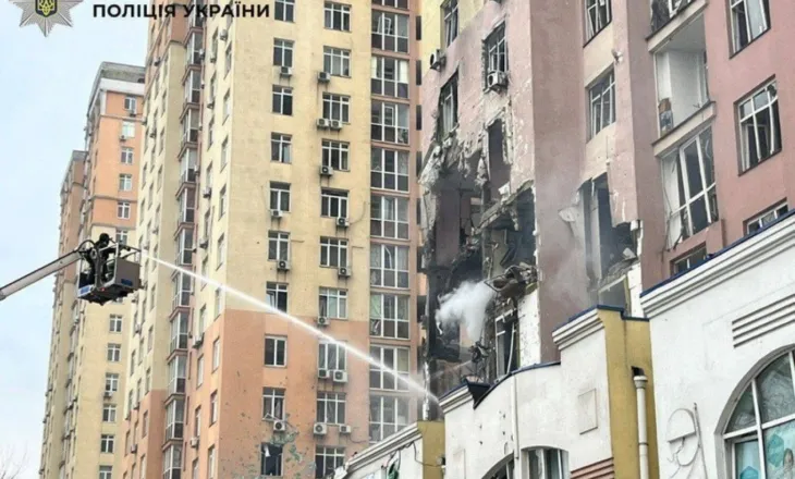 Rusia “e pamëshirshme” edhe për festa, sulmon Ukrainën me 500 dronë dhe 40 raketa, 1/3 e Kievit pa ngrohje në temperatura nën zero gradë