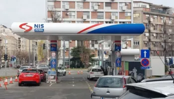 Rusia ofroi të “shpëtojë” Serbinë nga kriza energjetike, Moska nis negociatat me Hungarinë për shitjen e NIS