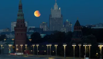 Rusia planifikon ndërtimin e një centrali bërthamor në Hënë