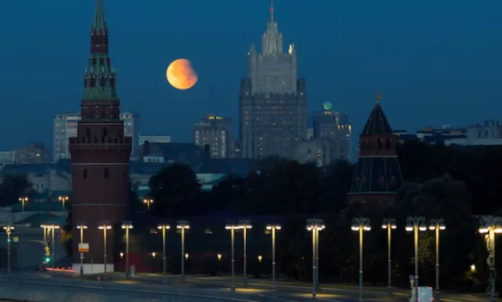 Rusia planifikon ndërtimin e një centrali bërthamor në Hënë