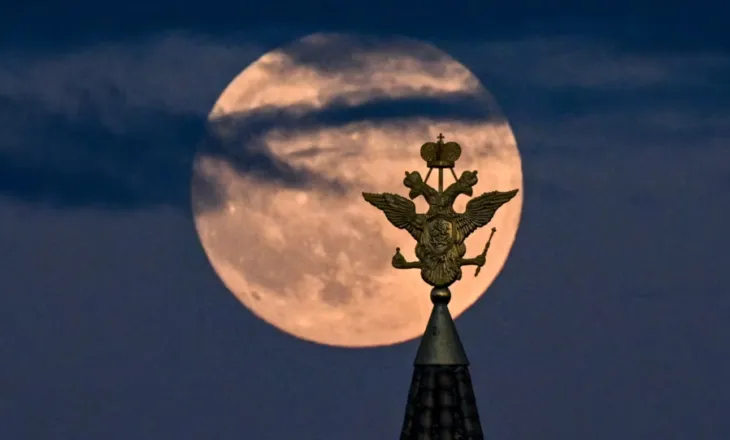 Rusia synon të ndërtojë një central bërthamor në Hënë