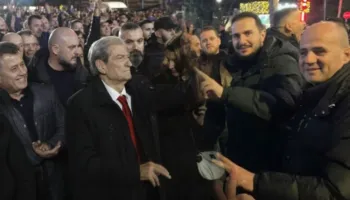Salianji në protestë/ Berisha i qartë: Çdo njeri që vjen është i mirëpritur! Kjo opozitë nuk ndalet më