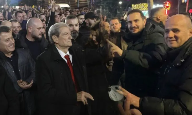 Salianji në protestë/ Berisha i qartë: Çdo njeri që vjen është i mirëpritur! Kjo opozitë nuk ndalet më