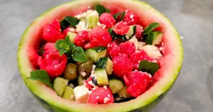 Sallatë e freskët verore me shalqi