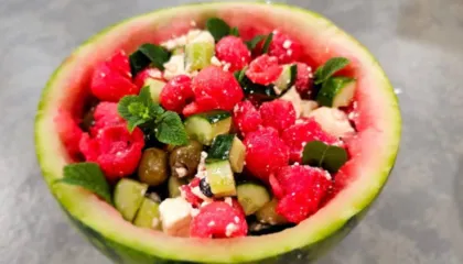 Sallatë e freskët verore me shalqi