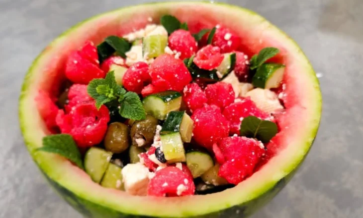 Sallatë e freskët verore me shalqi