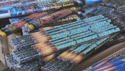 Sarandë/ Procedohen dy tregtarë, sekuestrohen 982 fishekzjarrë