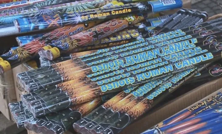 Sarandë/ Procedohen dy tregtarë, sekuestrohen 982 fishekzjarrë