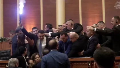 Seanca mbyllet brenda pak minutave, votohen projektligjet vetëm nga PS, opozita kaos dhe përplasje me gardën