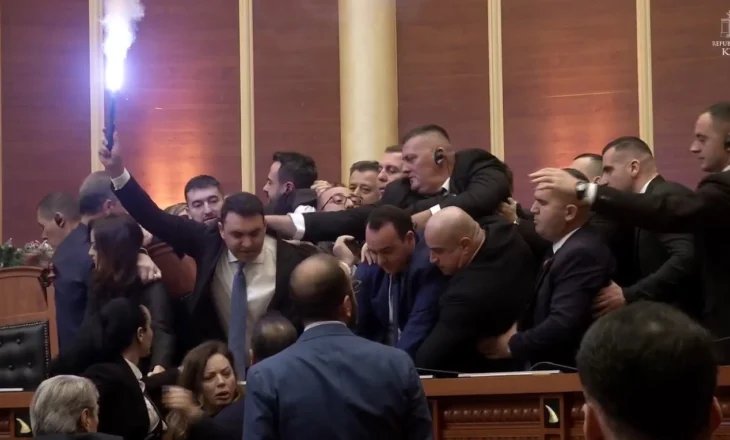 Seanca mbyllet brenda pak minutave, votohen projektligjet vetëm nga PS, opozita kaos dhe përplasje me gardën