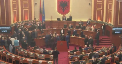 Sërish flakadanë në Kuvend, përjashtohet nga seanca Flamur Noka