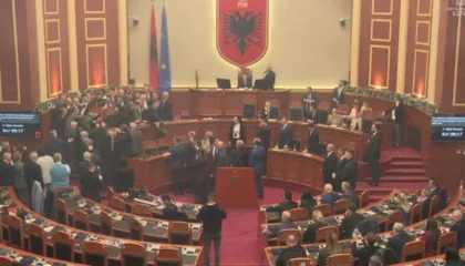 Sërish flakadanë në Kuvend, përjashtohet nga seanca Flamur Noka