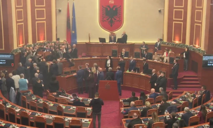 Sërish flakadanë në Kuvend, përjashtohet nga seanca Flamur Noka