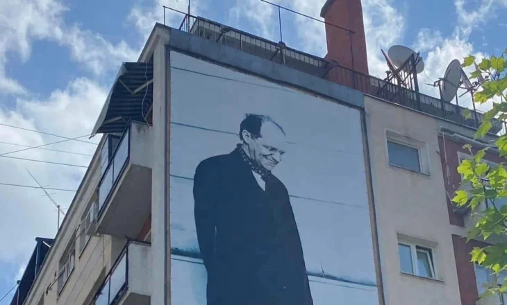 Shalli i presidentit Rugova ​dhe sari i Nënë Terezës nën hijen e shpatës së Skënderbeut