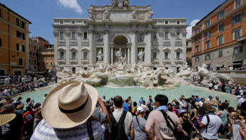 Shatërvani i Trevit nuk është më falas, Roma vendos tarifë për turistët që duan ta shohin nga afër