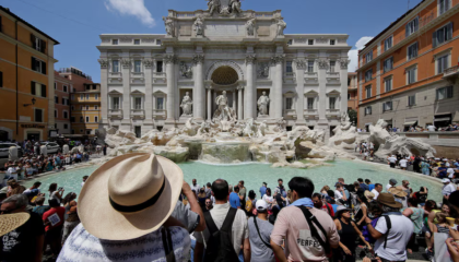 Shatërvani i Trevit nuk është më falas, Roma vendos tarifë për turistët që duan ta shohin nga afër