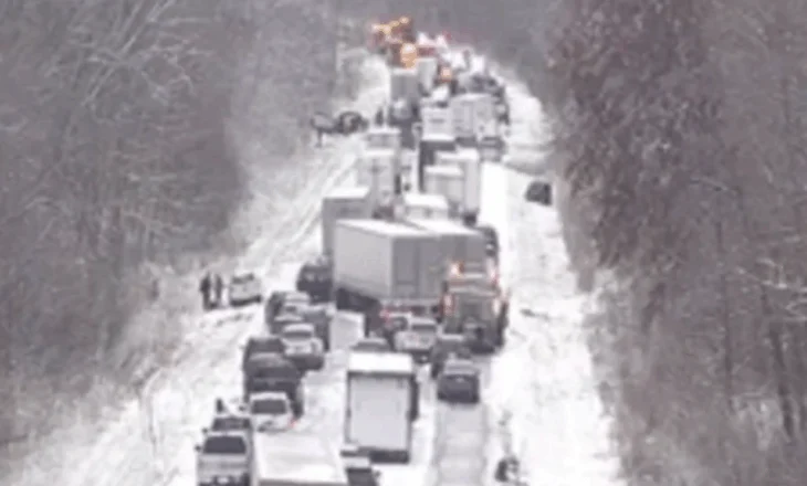 SHBA, 45 automjete përplasen në një autostradë në Indiana pas reshjeve të borës, shihni videon