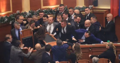 Sherr fizik në Kuvend! Deputetë të PD bllokojnë foltoren, qëllohet me sende drejt Peleshit