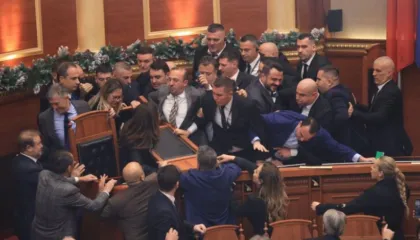 Sherr fizik në Kuvend! Deputetë të PD bllokojnë foltoren, qëllohet me sende drejt Peleshit