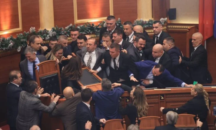 Sherr fizik në Kuvend! Deputetë të PD bllokojnë foltoren, qëllohet me sende drejt Peleshit