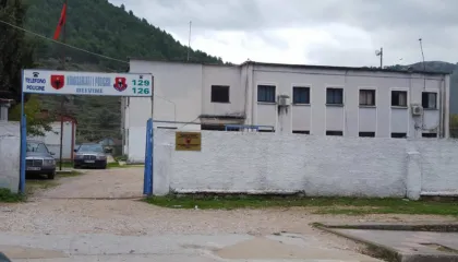 Sherr me sende të forta mes dy familjeve në Delvinë