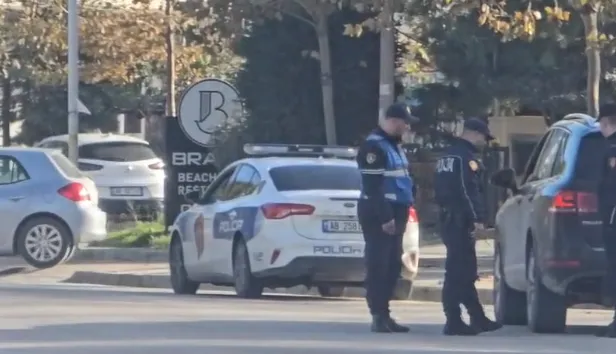 Sherri në Vlorë, policia ndërhyn duke qëlluar në ajër! Dy efektivë të lënduar pasi u goditën fizikisht