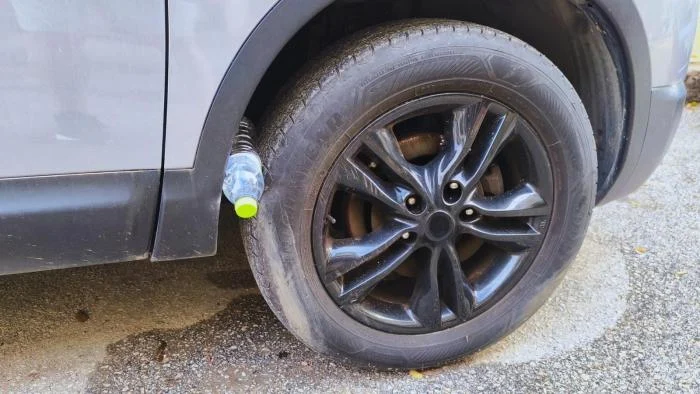 Shishe plastike në gomat e makinës, si të mbrohen shoferët nga truku i ri i grabitësve
