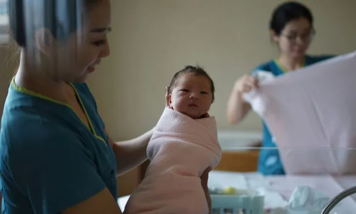 Shkakton debate vendimi befasues i Kinës/ Taksa të larta për prezervativët dhe kontraceptivët që të rriten lindjet