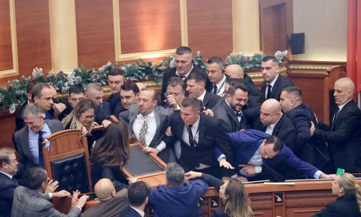 Shkaktuan kaos, dhunë dhe hodhën flakadanë në Kuvend, përjashtohen 30 ditë 6 deputetë të PD, mes tyre Noka…