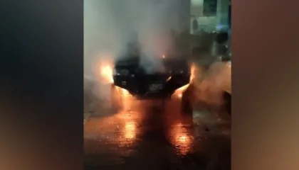 Shkrumbohet nga flakët makina në Pogradec, dyshohet e qëllimshme, një person është konstatuar në…