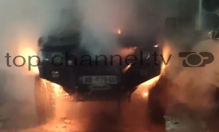 Shkrumbohet nga flakët makina në Pogradec, dyshohet për zjarrvënie të qëllimshme