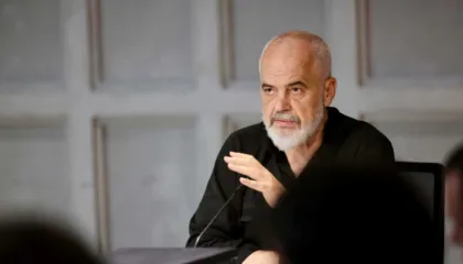 “Shkundni mirë xhepat”, Rama bën për ‘ujë të ftohtë’ ndërtuesin: Keni paga 50 mijë lekë…