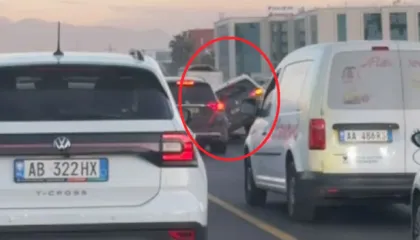 Shoferi humbet kontrollin e mjetit, përfundon mbi bordurën e autostradës Tiranë-Durrës