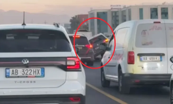 Shoferi humbet kontrollin e mjetit, përfundon mbi bordurën e autostradës Tiranë-Durrës