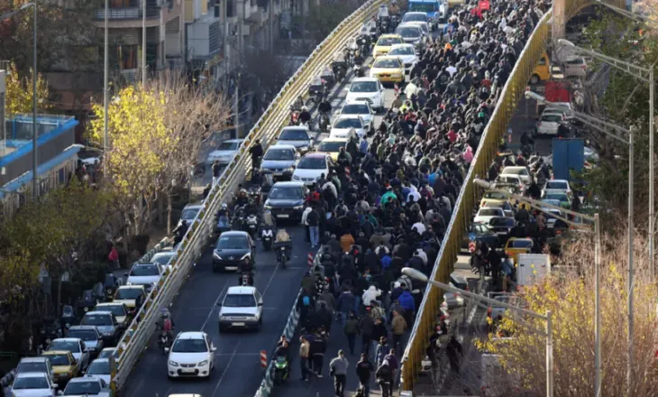 Shpërthejnë protestat në Iran, monedha vendase prek nivelin më të ulët