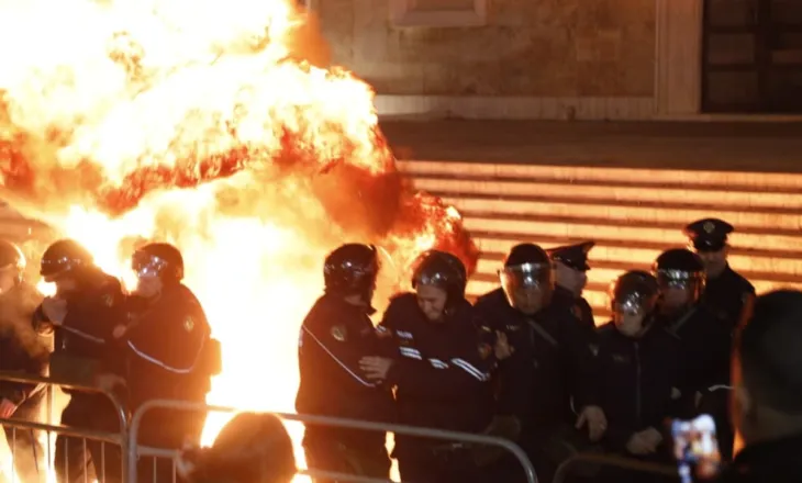 Shpërthimi i molotovëve nisi pas mbylljes së fjalimit të Berishës/ Çfarë ndodhi në protestën përpara Kryeministrisë, dy efektivë të lënduar, qytetari merr flakë
