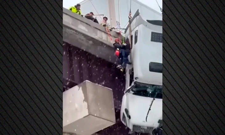 Shpëtim dramatik në SHBA, shoferi i kamionit mbetet i varur 30 metra mbi humnerë për 5 orë