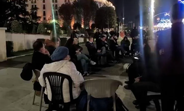 ‘Shqipëria Bëhet’ protestë para Kryeministrisë, i bashkohen edhe qytetarët