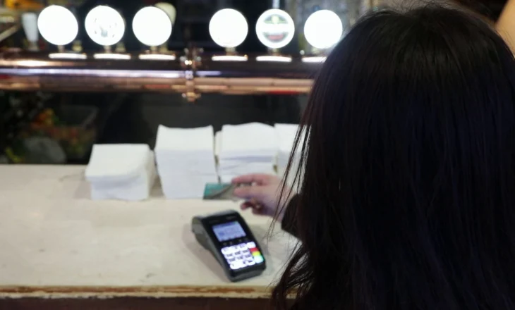  “Shqipëria larg digjitalizimit bankar”, Banka Botërore: Më pak se gjysma e të rriturve kanë llogari bankare ndonëse përqafojnë teknologjinë