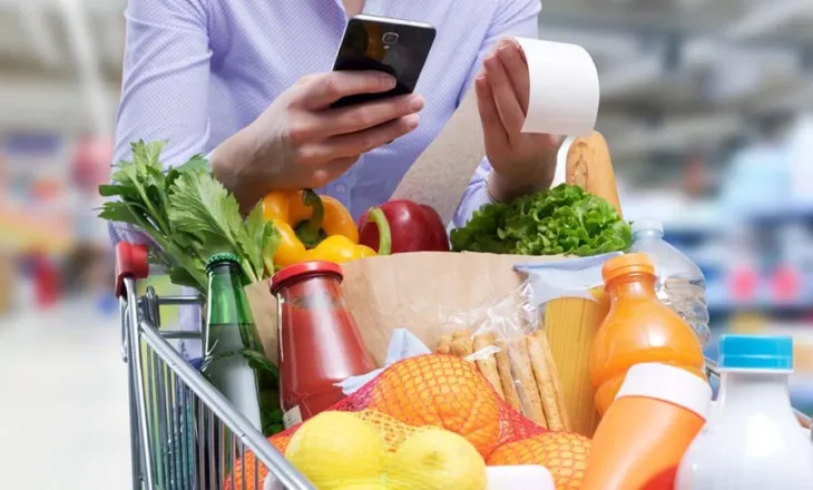 Shqipëria përgatitet për vitin e ri/ Qytetarët bëjnë blerjet e fundit, ankesa për rritjen e çmimeve