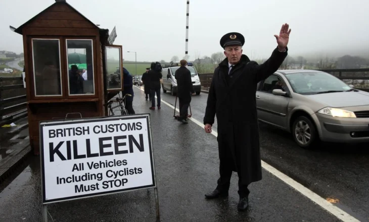 Shqiptarët e deportuar po paguajnë deri në 20 mijë paund për t’u rikthyer ilegalisht në Britani