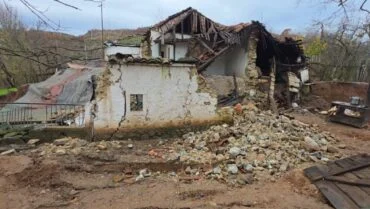 Shtëpia iu shemb nga rrëshqitjet e dheut, familja në Mat në qiell të hapur