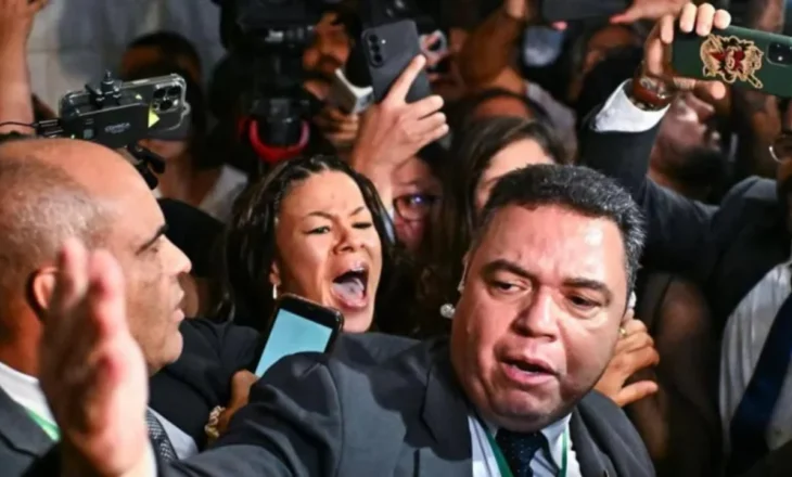 Shtyhet ligji për uljen e dënimit të Bolsonaros, mbështetësit kërkojnë ta shpëtojnë nga burgu, kaos në Kongresin e Brazilit