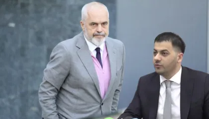 Si Ergys Agasi e shiti Edi Ramën dhe i dorëzoi arkivën e përgjimeve agjentëve të BKH, dosieri i koordinatorit të…