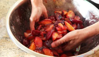 Si të Përgatisni Reçelin e Kumbullave në dy Mënyra – Shije dhe Ëmbëlsi Fantastike