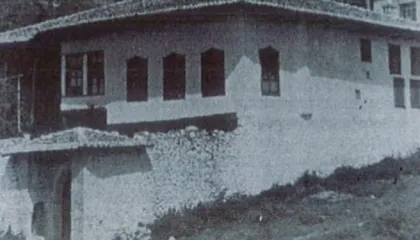 Si u konfiskua një nga bibliotekat më të vjetra dhe më të pasura të Shqipërisë?